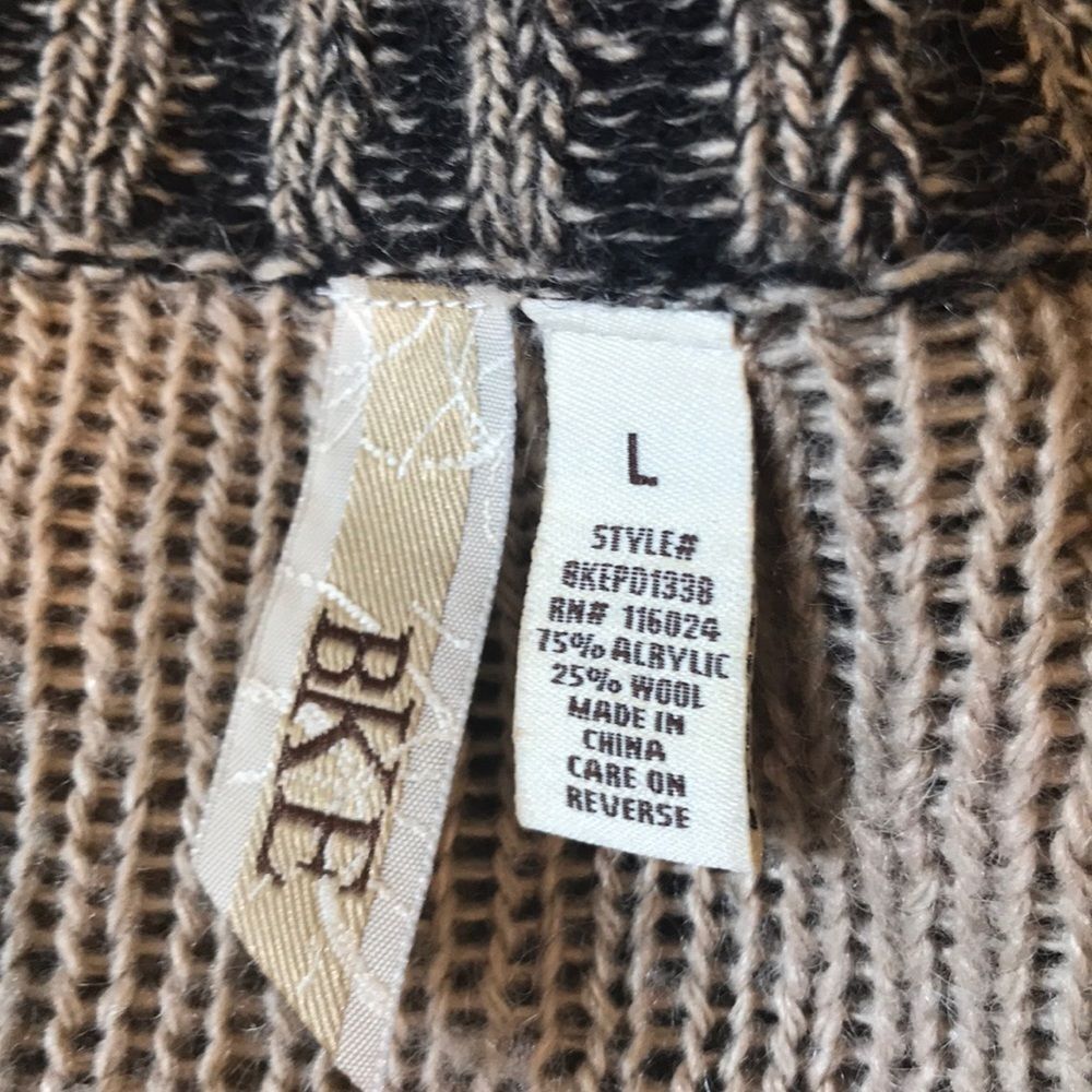 Buckle Beige and Black Knit Cardigan - Picture 7 of 9